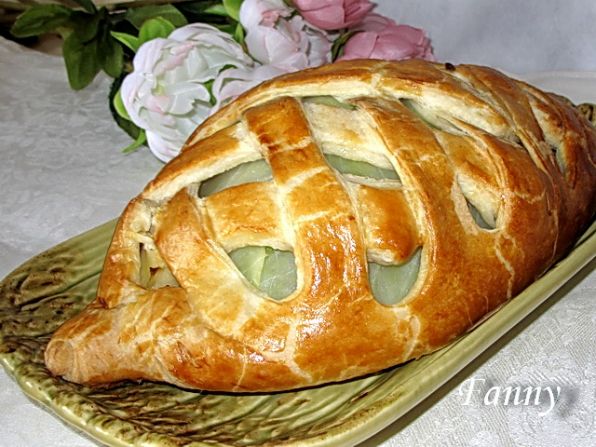 Капустно-мясной рулет в слоеном тесте
