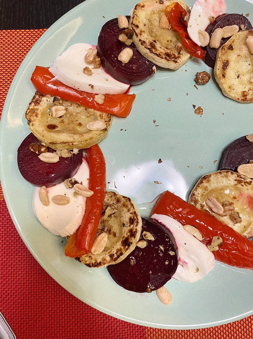 Салат с печёными овощами и моцареллой