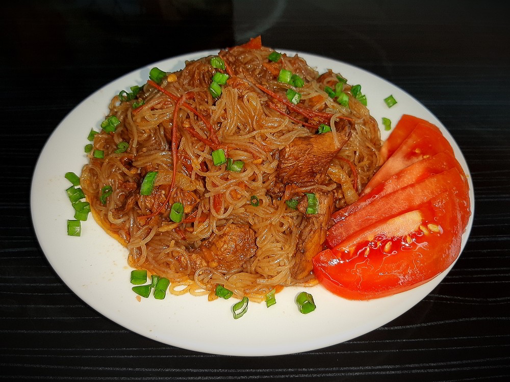 Фунчоза с куриной грудкой и овощами