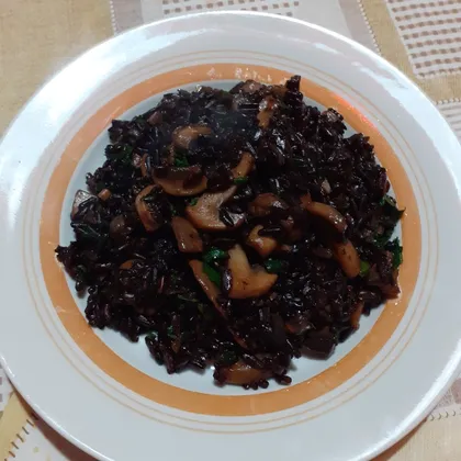 Горячий салат с темным рисом и шампиньонами