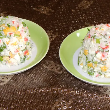 Салат из крабовых палочек с рисом и кукурузой
