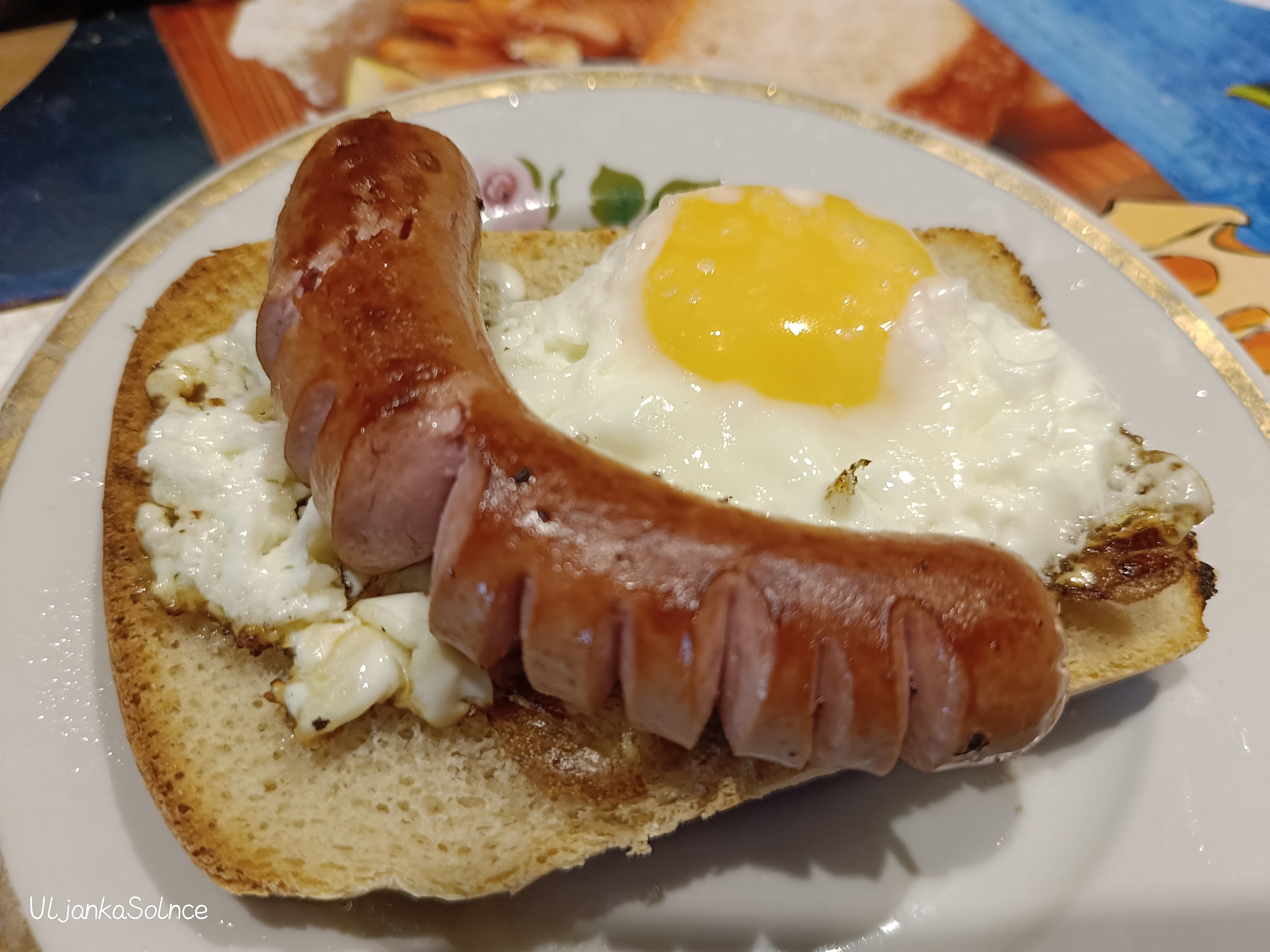 Тост с яйцом и сосиской 