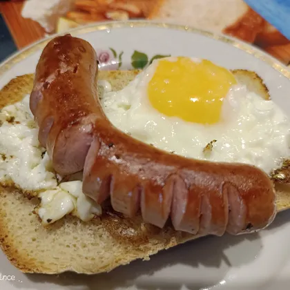Тост с яйцом и сосиской 