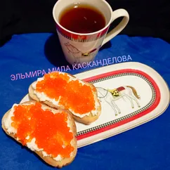 Тост с творожным сыром и красной икрой