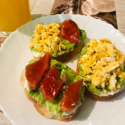 Бутерброды с авокадо, красной рыбой и яйцом на завтрак