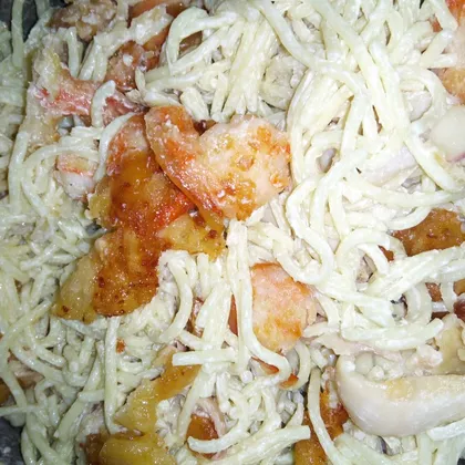 Спагетти с креветками и кальмарами в сливочно-чесночном соусе