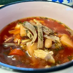 Борщ овощной микс с курицей и говяжьим языком 
