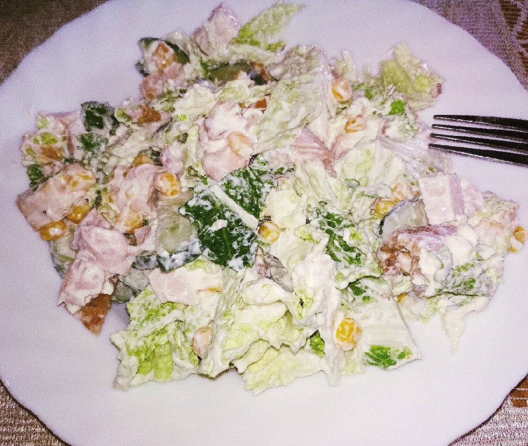 Салатик на скорую руку с копчёной курицей