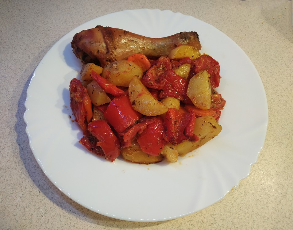 Картошка с перцем, помидорами и морковью в духовке