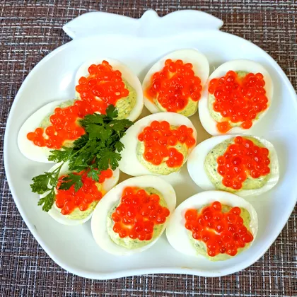 Яйца, фаршированные шпинатом и красной икрой