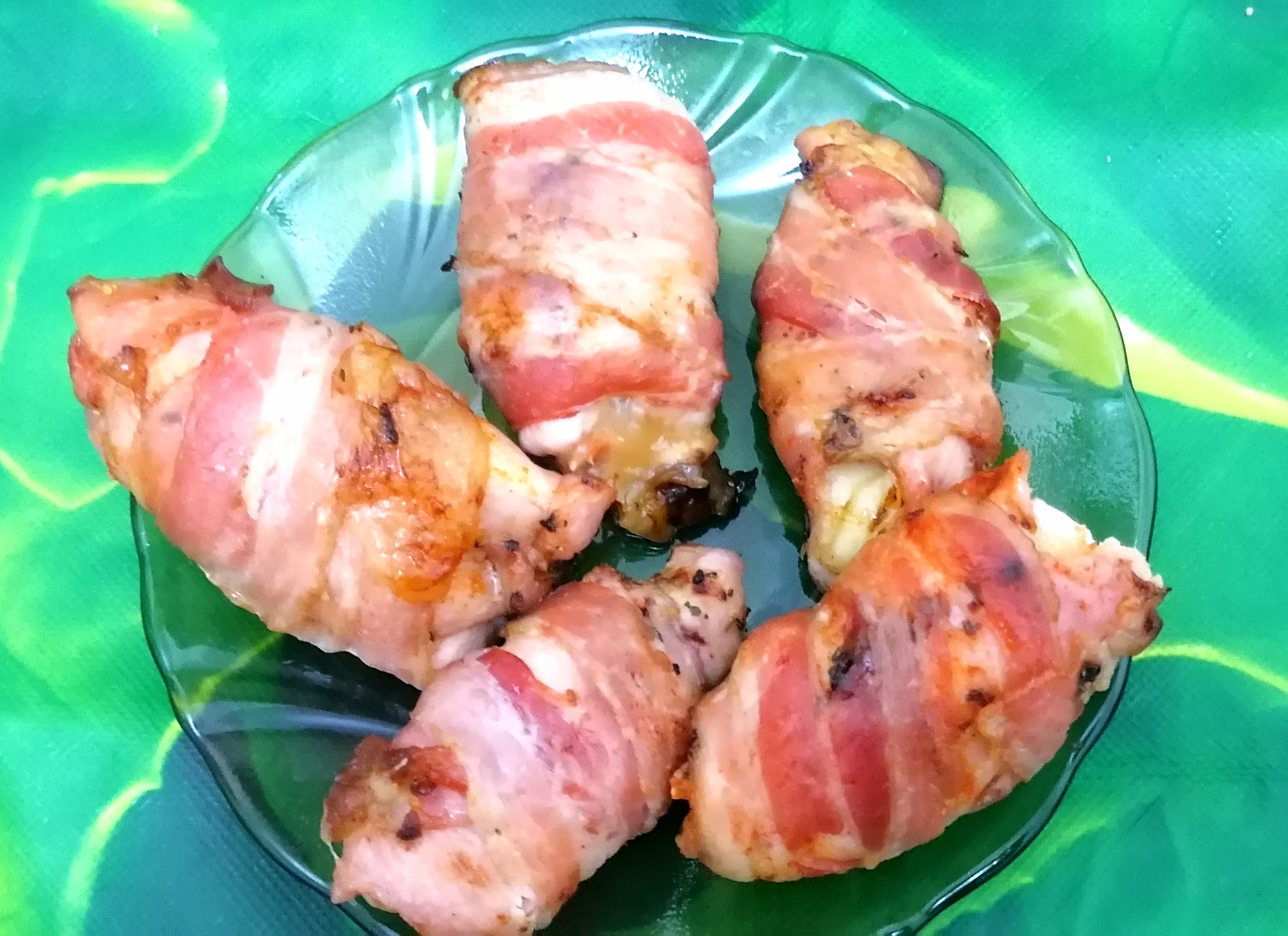 Куриные рулетики в беконе