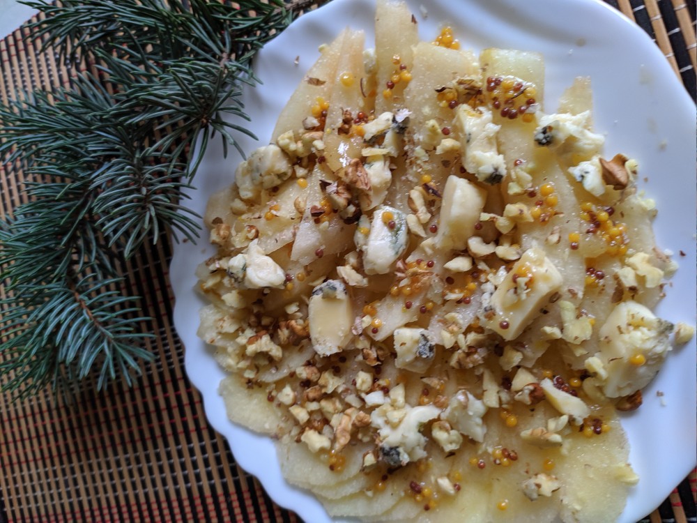 Карпаччо из груш с орешками и сыром Дор блю