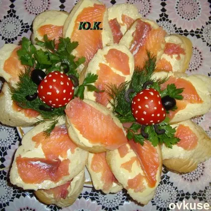 Бутерброды с красной рыбой и божьими коровками)