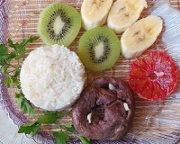 Салат с рисом, сердцем и фруктами