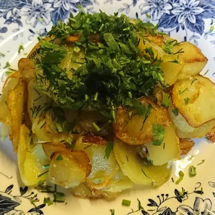 Жареная картошка с чесноком и зеленью