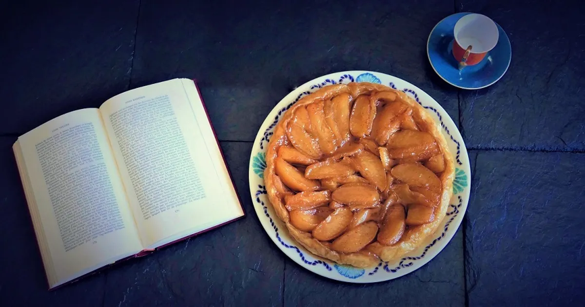 Яблочный тарт татен с орешками и изюмом