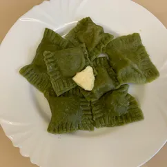 Шпинатные равиоли с курицей