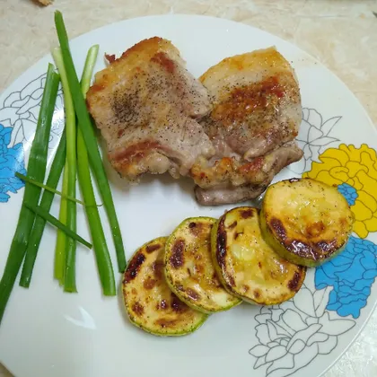 Мясо с кабачками на сковороде