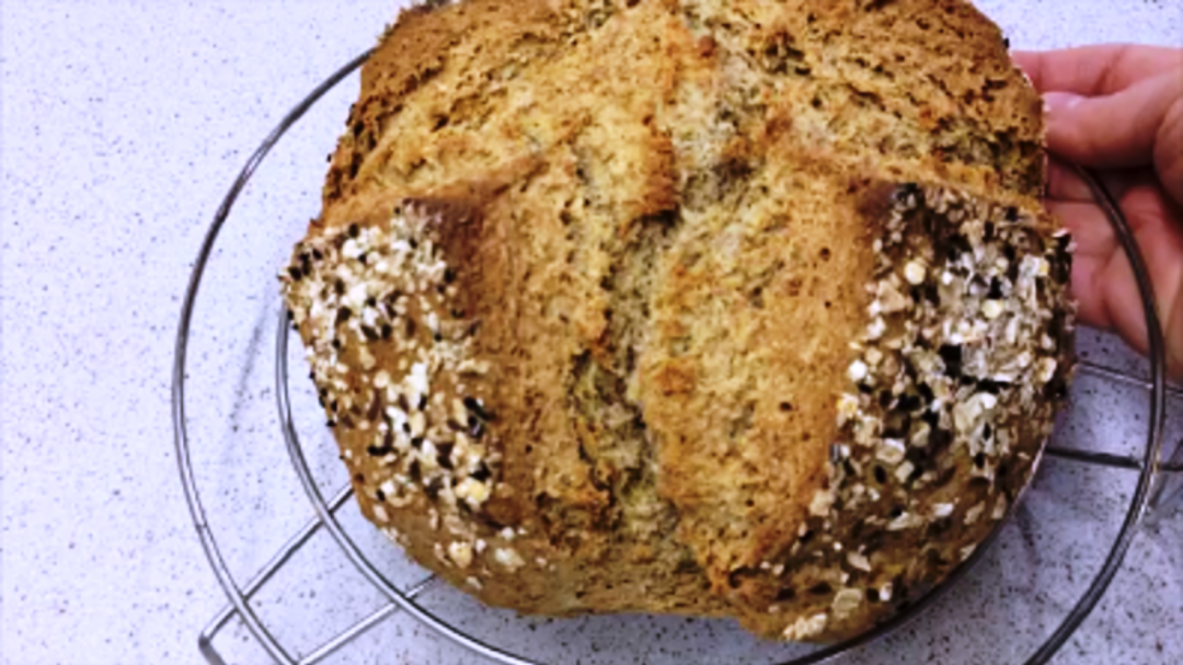 Быстрый бездрожжевой хлеб на кефире с травами – кулинарный рецепт