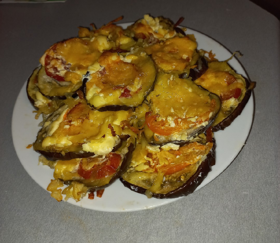 Рулетики из баклажанов с помидорами, перцем и сыром - Лайфхакер