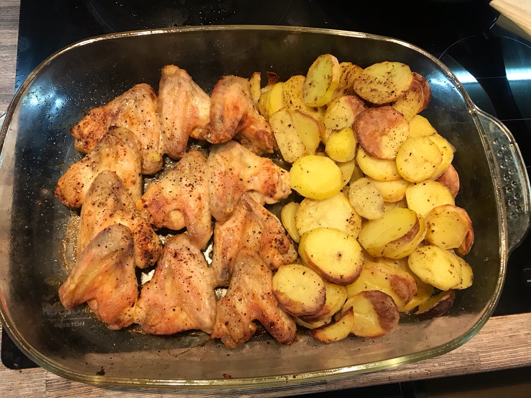 Куриные крылышки с картофелем в духовке