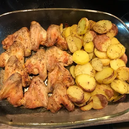 Куриные крылышки с картофелем в духовке