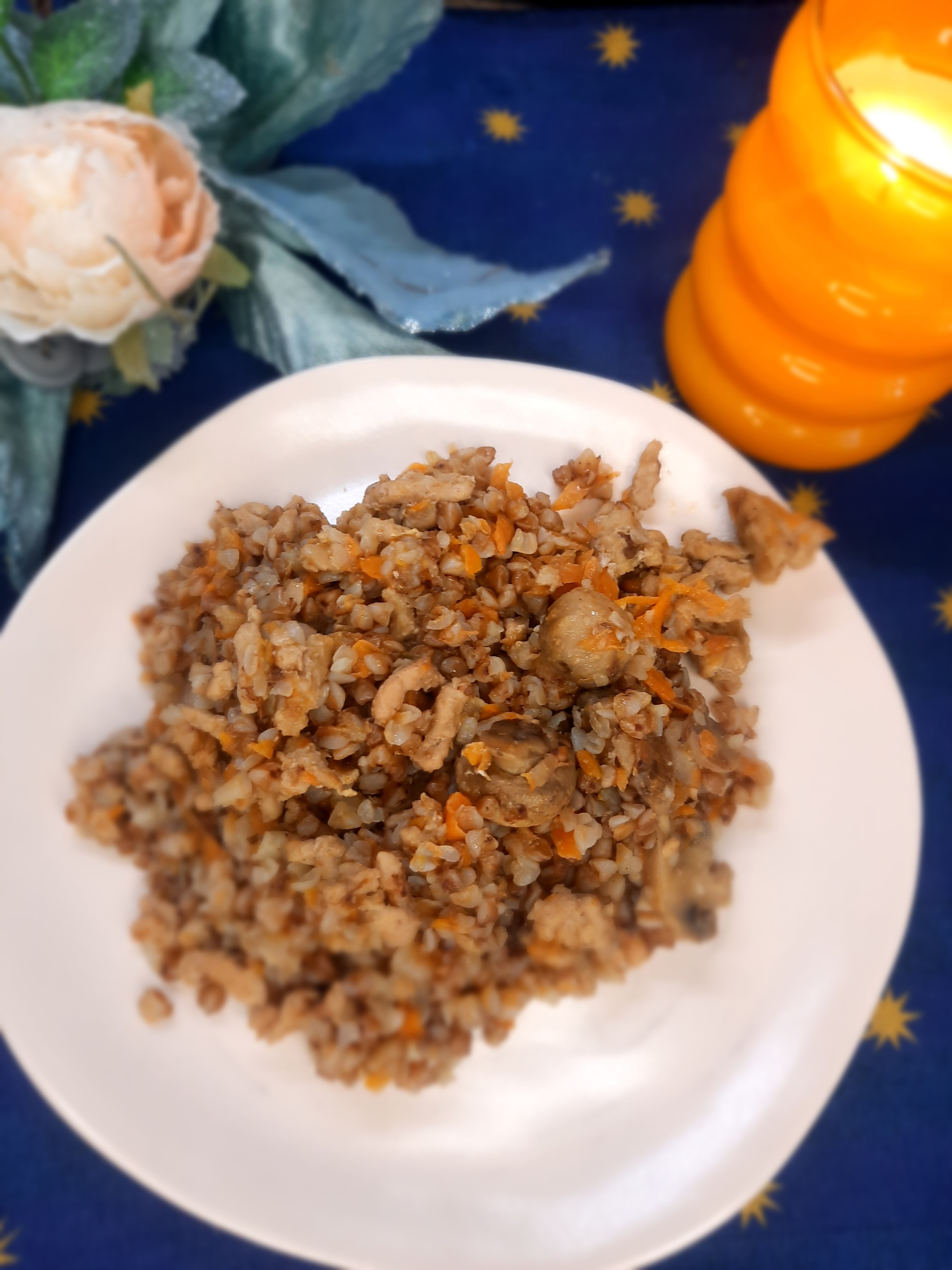 Гречка с фаршем и грибами на сковороде