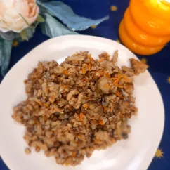 Гречка с фаршем и грибами на сковороде