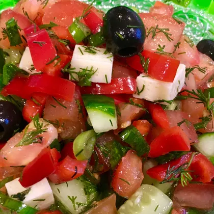 Салат из свежих овощей с сыром и оливками