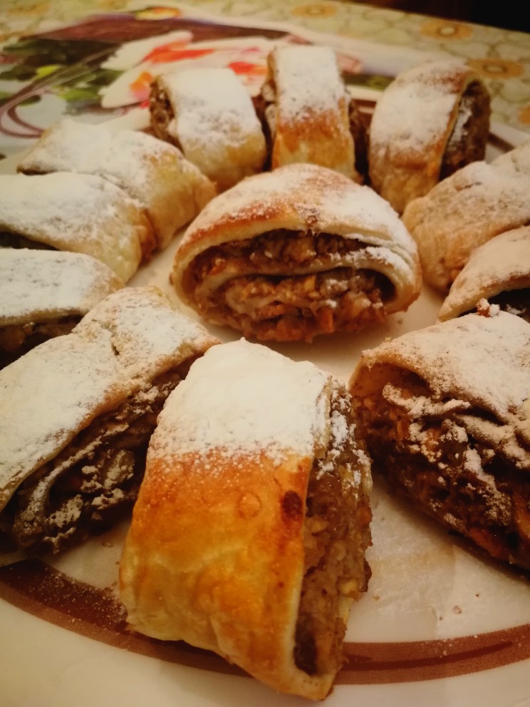 Слойки с яблочно-ореховой начинкой
