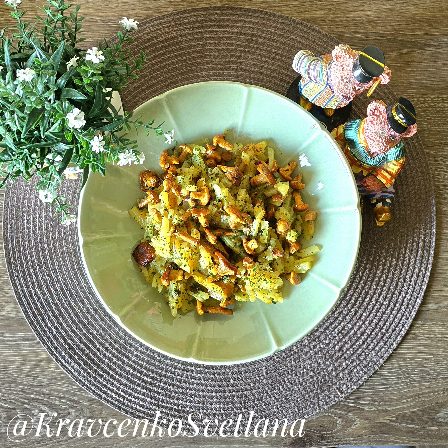 Жареная картошка с грибами и луком