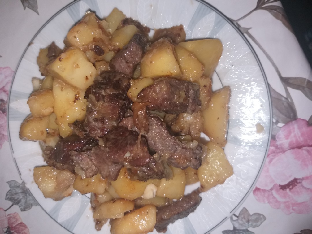 Жареная картошка с тушенкой на сковороде
