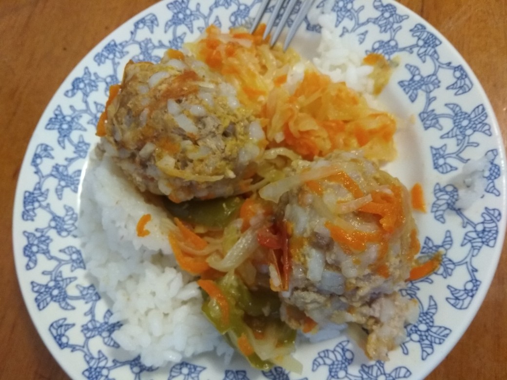 Рис с тефтелями и капустой