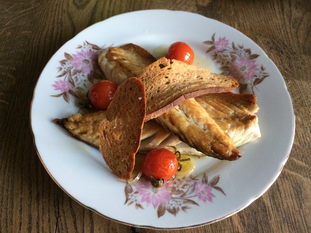 Жареная скумбрия с маринованными помидорами и ржаными гренками