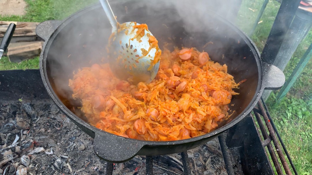 Солянка с сосисками в казане