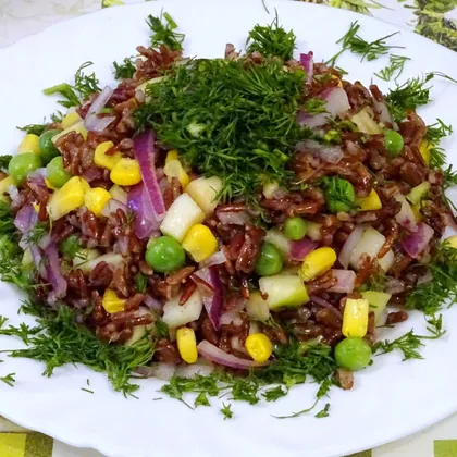 Салат с красным рисом и овощами