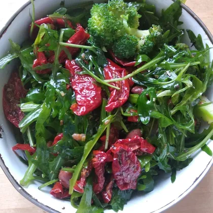 Салат руккола с овощами