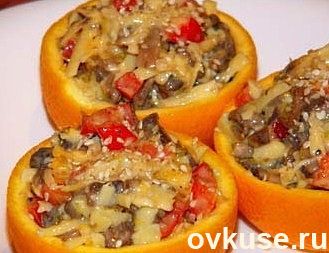 Салат с курицей, грибами и апельсинами