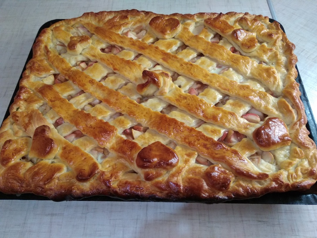 пирог из слоеного теста с яблоками в духовке пошаговый рецепт с фото пошагово | Дзен