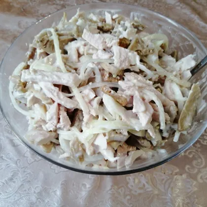 Салат из грудки с маринованным луком