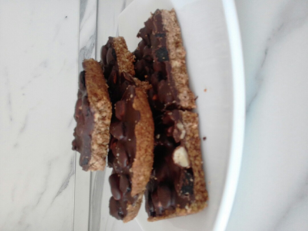 Шоколадное печенье с орехами и изюмом в глазури