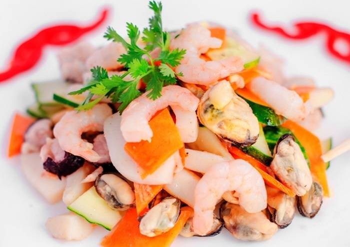 Пряный салат с кальмарами, креветками и овощами
