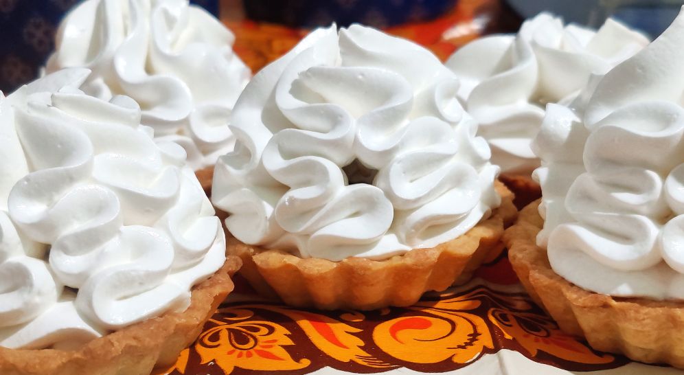 Песочные корзиночки с абрикосовым вареньем и белковым кремом