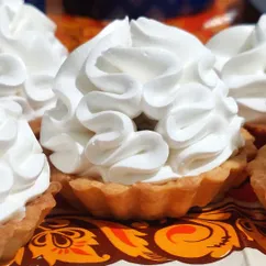 Песочные корзиночки с абрикосовым вареньем и белковым кремом