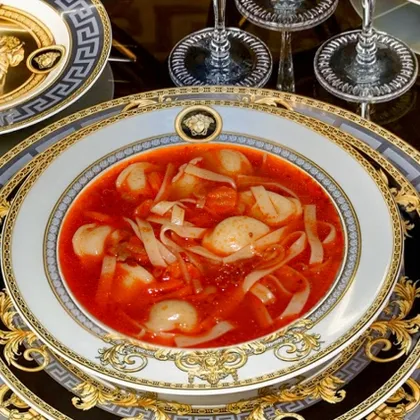 Томатный суп с пельменями и лапшой в умной мультиварке