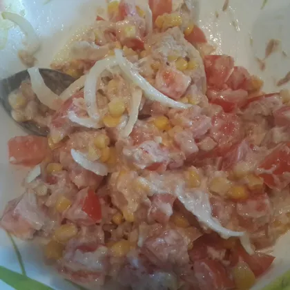 Салат из помидоров с тунцом
