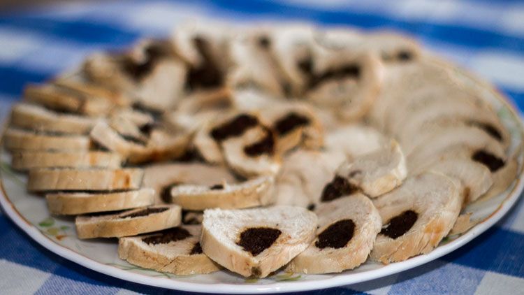 Куриный рулет с черносливом на праздничный стол