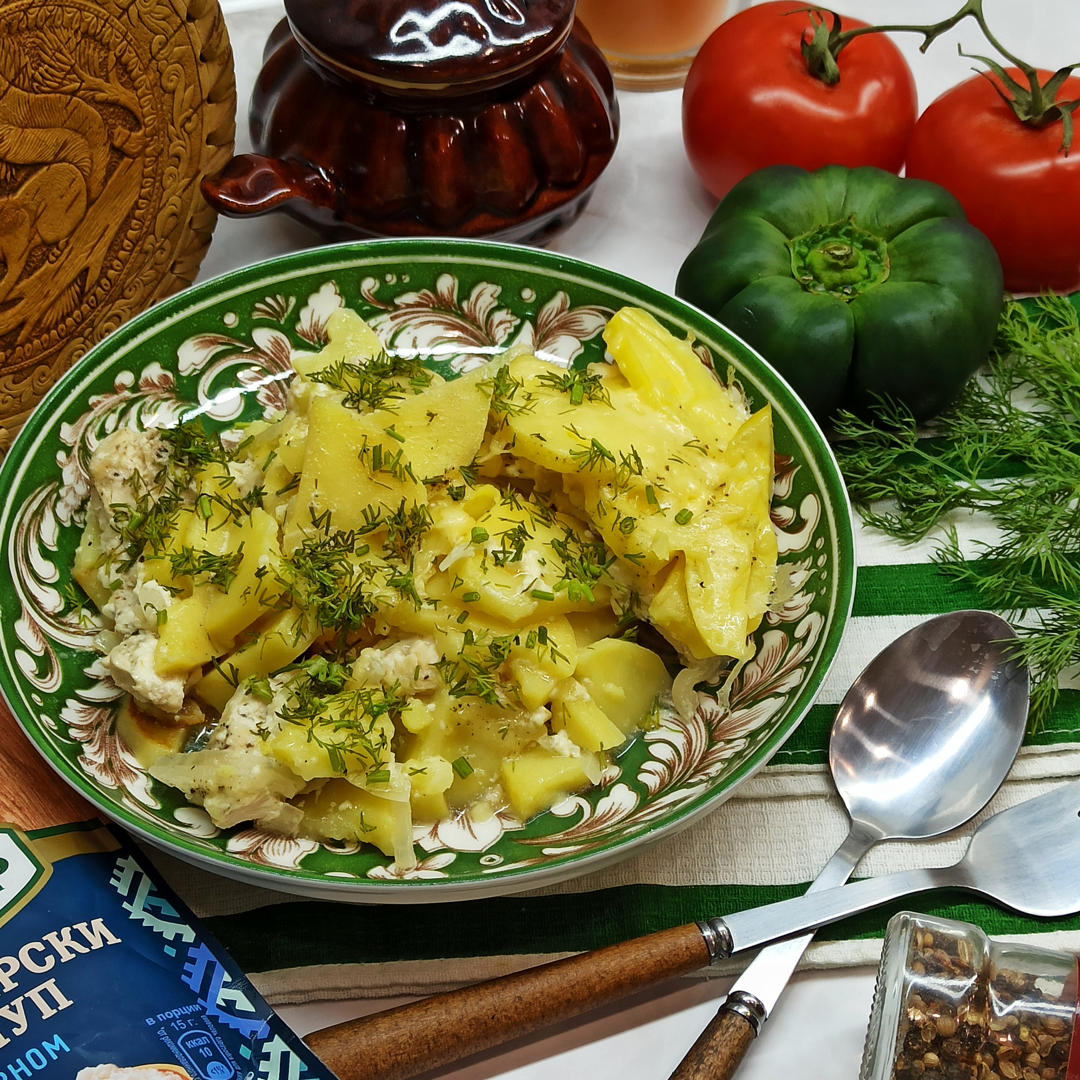 Курица запечённая в духовке с картошкой, помидорами, луком и болгарским перцем .