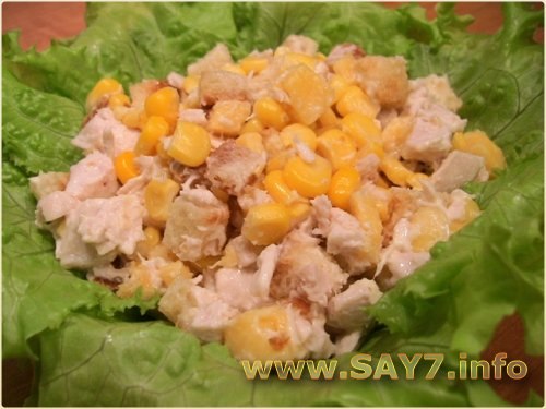 Салат с курицей, кукурузой, сыром и яйцом