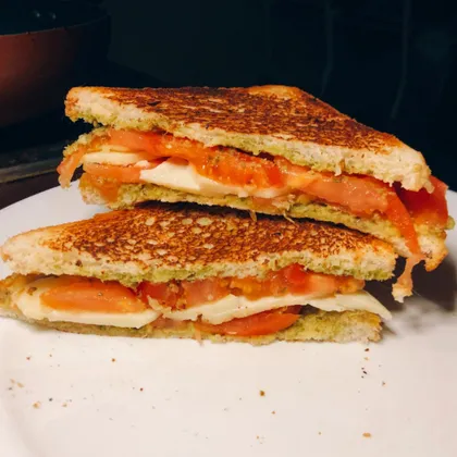 Сэндвич с соусом песто и сыром